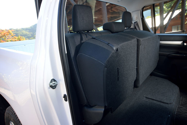 後席の座面は、写真のようにチップアップが可能。背の高い荷物を室内に積むことができる。