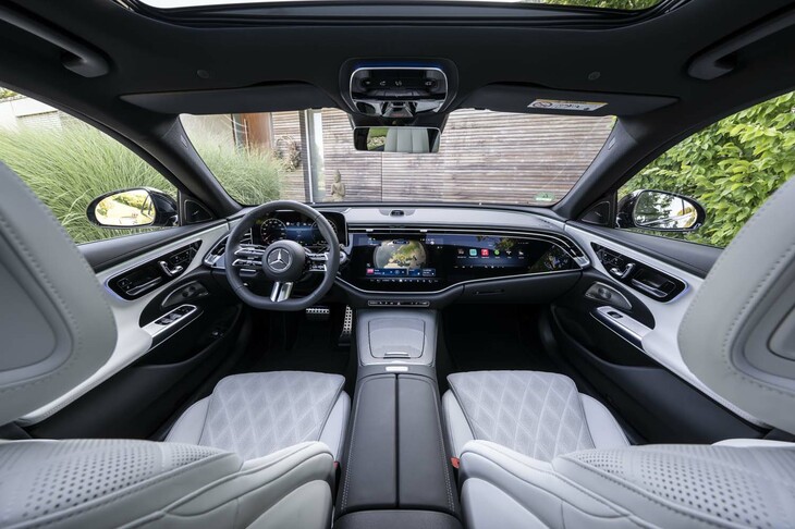 「EQS」などの「MBUXハイパースクリーン」よりも少し簡素な（しかし豪華な）「MBUXスーパースクリーン」をオプション設定。パッセンジャーディスプレイとセンターディスプレイが一枚のガラスで覆われる。