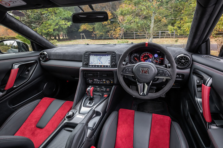 「GT-R NISMOスペシャルエディション」のインストゥルメントパネル。センターコンソール中央上部に位置する8インチワイドディスプレイに、ブースト計や油温・油圧計、水温系などが切り替え表示できる。