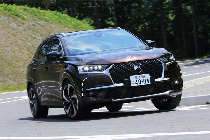 選べるドライブモードは4種類。スポーツモードではアクセルペダルのレスポンスやシフトスケジュールがスポーティーになるほか、エンジン音が疑似的に増幅される。