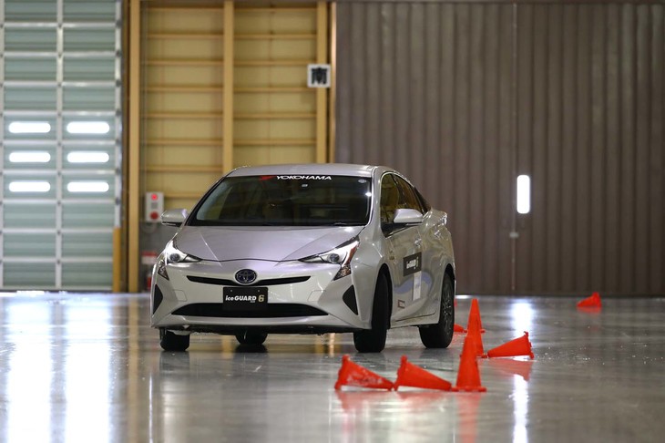 「アイスガード6 iG60」と同パターンを持ち、吸水剤を3倍に増量したプロトタイプスタッドレスタイヤでのスラロームテスト。発進時のグリップ感やハンドリングの自由度が、明らかに市販製品よりも良好だった。