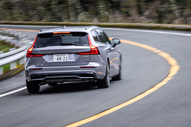 山岳路を行く「V60ウルトラT6 AWDプラグインハイブリッド」。Bレンジを選ぶとアクセル操作だけでスピードコントロールができるので、ワインディングロードでも使い勝手がいい。目をつり上げてコーナーをガンガン攻めるのでなければワンペダルでリズムよく走ることができ、運転が楽しくなる。