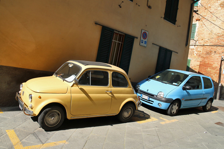 いまなお現役の先代「フィアット500」（左）も、各種優遇制度を受けるため、EV化のいいネタとなるかも。