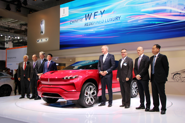 WEYのブースで。左から4番目がファウンダーのジャック・ウェイ氏。中国のテレビで放映されるCMには、さかんに彼が登場する。右から4番目がCEOのイェンス・シュタイングレーバー氏。