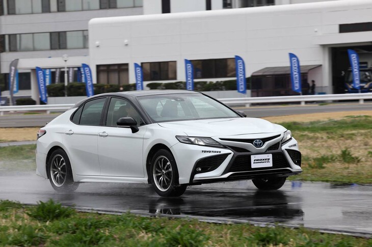 「プロクセス コンフォートIIs」を履いた「トヨタ・カムリ」でハンドリングコースに臨む。ご覧のとおりのヘビーウエットでもしっかりとコーナリングを楽しめた。