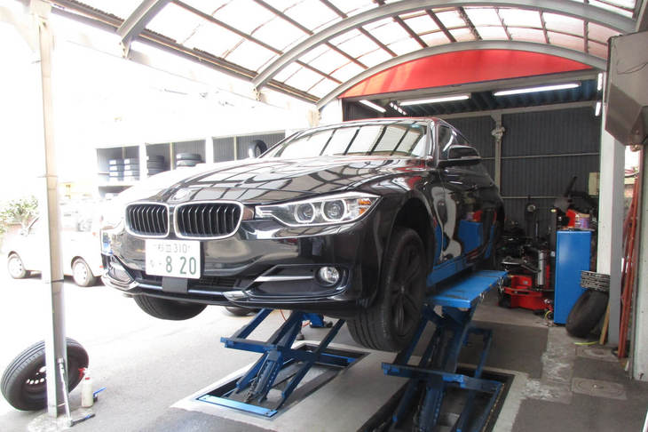 タイヤ交換中。