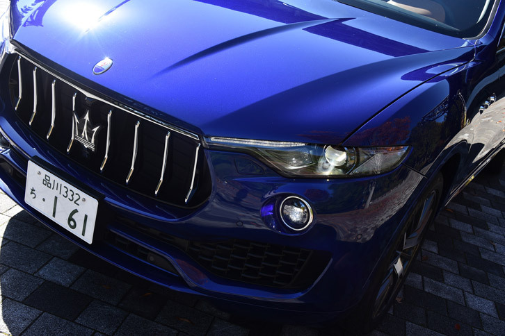 縦方向のグリルバーや“切れ長”な意匠のヘッドランプなど、「レヴァンテ」のデザインにはコンセプトカー「アルフィエーリ」の影響が見て取れる。