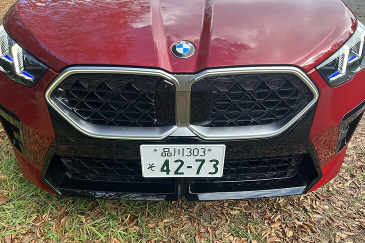 カーマニアの間でBMWの巨大キドニーグリルは評判が悪いが、私はその迫力にぞっこんだ。アゴの部分がブラックアウトされている点はBMWの「M」専用モデル「XM」に似ていて、かなりグッとくる。