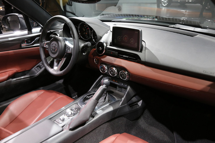 「ロードスター」のラインナップの中で上級モデルに位置づけられる「RF」。インテリアについても、より質感の高い素材を用いることで差別化を図っているという。