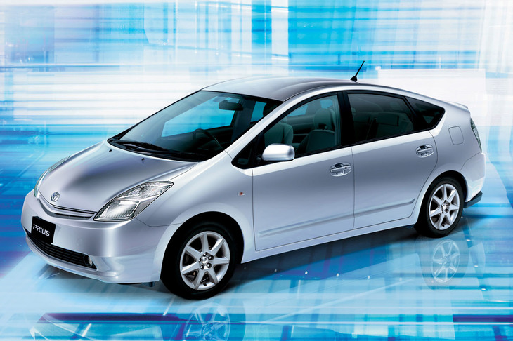 2代目「プリウス」は2003年に登場。EVモードを採用するなどしたハイブリッドパワートレインは「THS II」を名乗った。