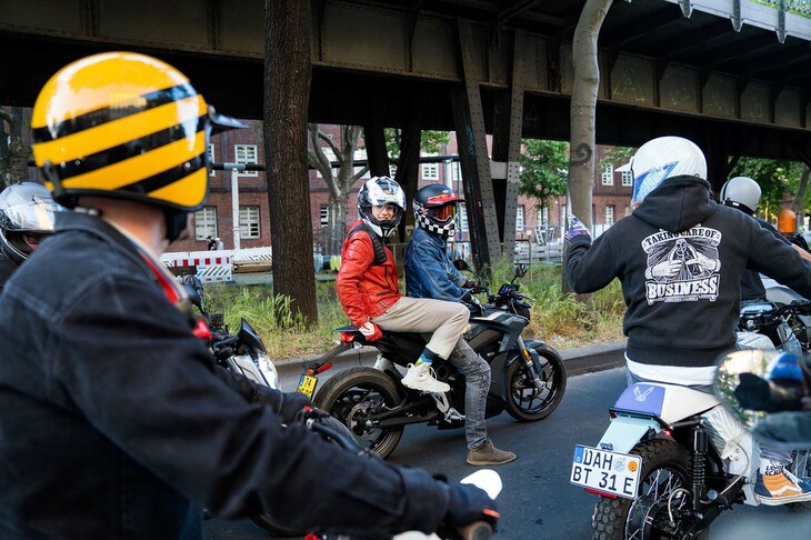 信号待ちのたびに、仲間同士で会話が弾む。こんな体験も電動バイクならではだ。一度“サイレントライド”の一団に、エンジン付きスクーターに乗った帰宅途中のサラリーマンと思（おぼ）しきオジさんが紛れ込み、「コレ何の集まりなの!?」と話しかけてきた。それまで話し声だけが聞こえていた集団のなかでは、普段気にもしないバイクの排気音に違和感を覚えてしまった。