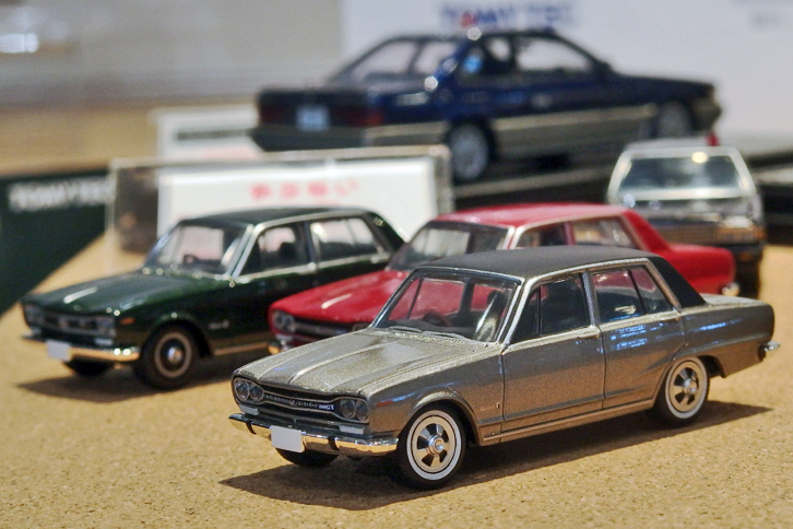 続々とダイキャスト製ミニカーの新製品をリリースしているトミカヴィンテージリミテッド。通称ハコスカこと1/64の「日産スカイライン2000GT」が新製品というのも意外な気がするが、「すでに通称ショートノーズこと直4エンジン搭載車は製品化していたものの、直6搭載のGTはなかった」とのこと。