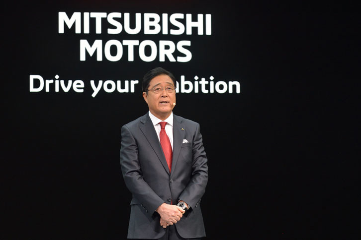東京モーターショーのプレスカンファレンスで新しいブランドメッセージ「Drive your Ambition」を発表する三菱自動車の益子 修CEO。
