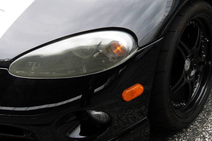 ヘッドランプ内とバンパーの2カ所に設けられたウインカー。ヘッドランプ内のものはポジションランプも兼ねている。