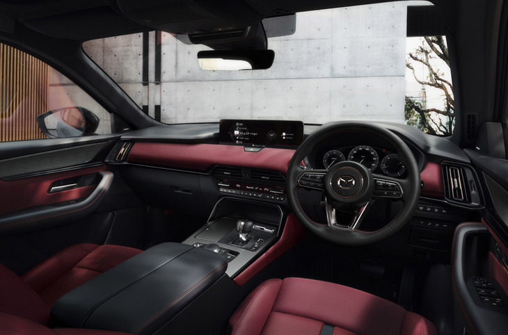 「マツダCX-60 XDハイブリッド ドライブエディション バーガンディーレザーパッケージ」のインテリア。