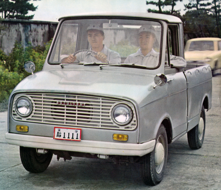 1961年に登場した初の軽トラック「スズライト・キャリイ」。空冷2ストローク2気筒エンジンは短いノーズではなく、座席下に収められている。