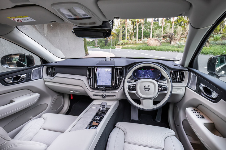 インテリアの基本デザインは従来型と同じだが、「デジタル液晶ドライバーディスプレイ」やタッチ式センターディスプレイの画面デザインと操作ロジック、機能などが一新されている。