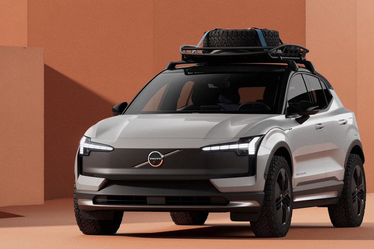 「EX30」は、派生モデルとしてクロスオーバー仕様の「クロスカントリー」の設定もアナウンスされている。　
	ほった「SUVをベースにしたクロスオーバーモデルって……」　
	清水「なんだかもうよく分からないよ！」