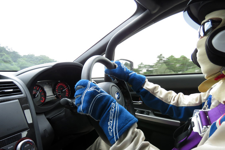 助手席からインストラクターの運転を観察。取材陣による走行とは異なり、200km/hの車速で走っていた。