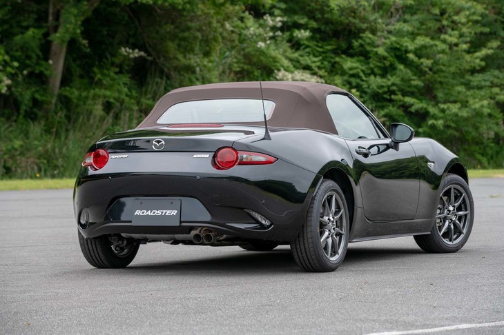 ブラウンのほろとスポーツタンの内装を組み合わせることで、“お洒落で上品な大人の甘さが香る”特別仕様車を目指したとされる。