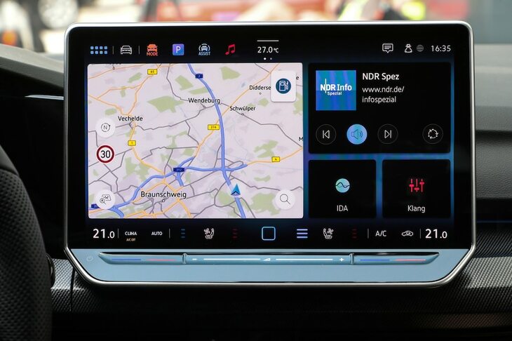 センタースクリーンのサイズは、これまでの10.25インチから、最大で12.9インチと大型化された。