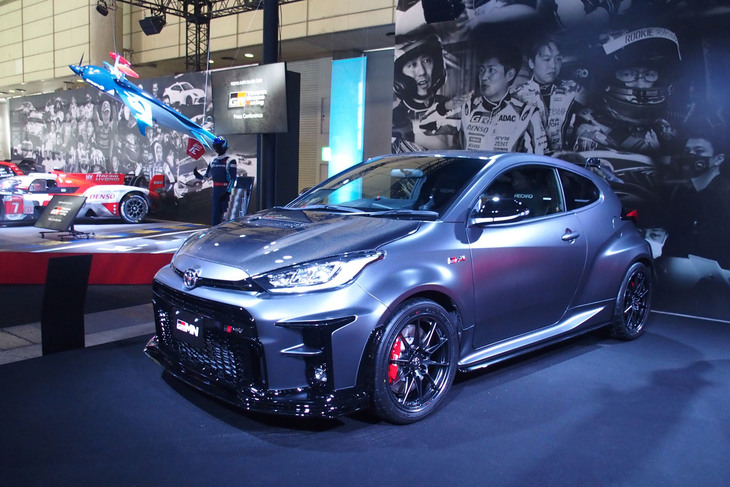 「GRMNヤリス“サーキットパッケージ”」。写真の外板色「マットスティール」は、限定50台で販売される予定。