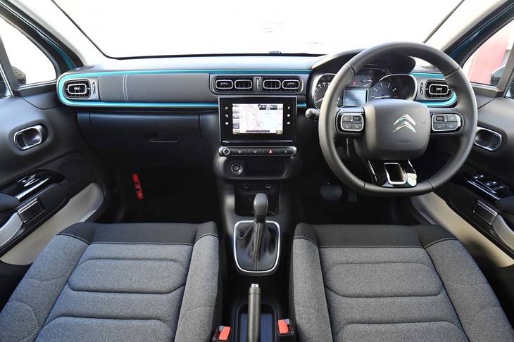 水平基調のインストゥルメントパネルが目を引くインテリア。上級グレード「シャイン」のエメラルドインテリア仕様は、表皮にブラックのテップレザーがあしらわれる。