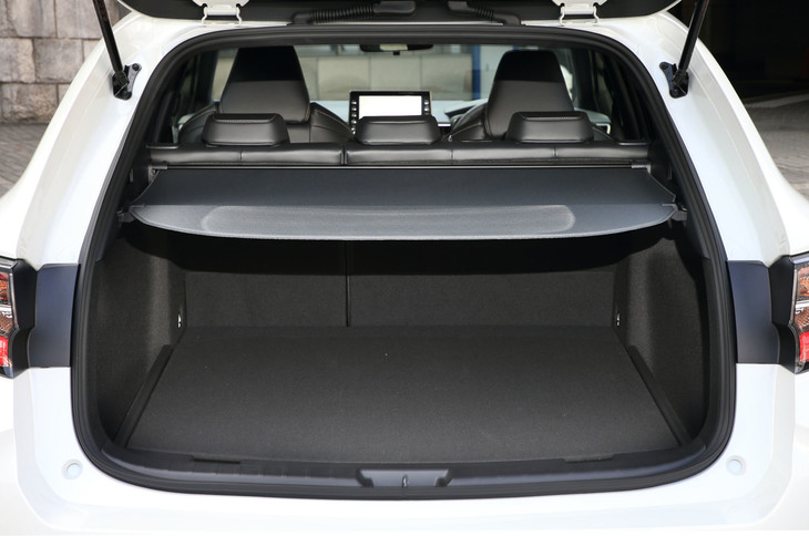 5人乗車時で392リッターの容量を備えた「カローラ ツーリング」の荷室。床面の高さを2段階に調整できる（スペアタイヤ搭載車、ハイブリッド4WD車などは除く）。