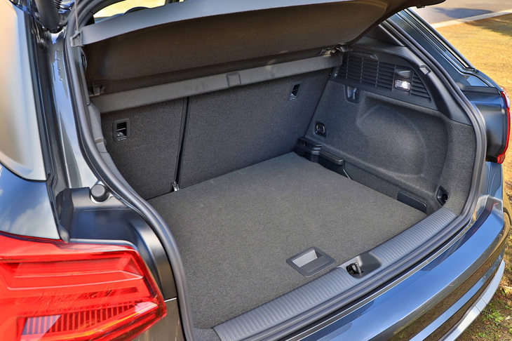 ラゲッジスペースは可動式のフロアボードで床面の高さを調整可能。「SQ2」の荷室容量は他のグレードより50リッターほど小さいが、それでも十分な広さが確保されている。