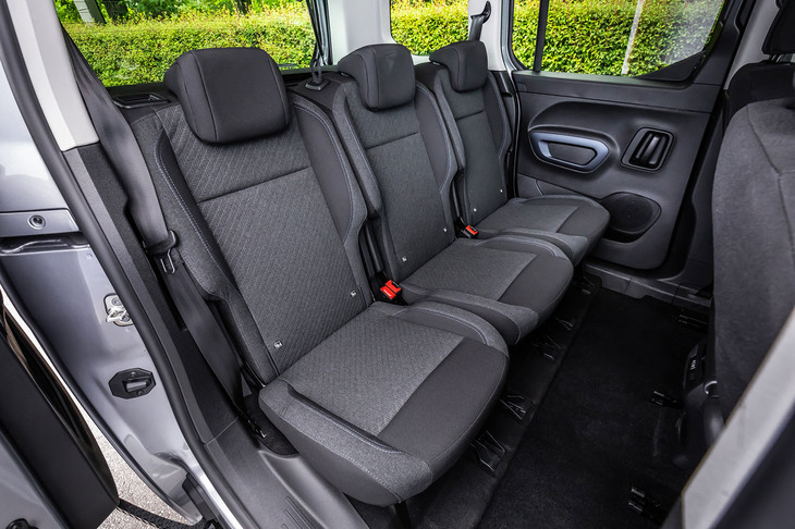 リアの3席は独立しており、それぞれをワンアクションで折りたたむことができる。フロントシートの背面には折りたたみ式のトレイが備わっている。