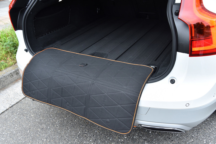 荷物の出し入れの際にバンパーを傷から守る専用バンパー・ダートプロテクションマットも用意される。
