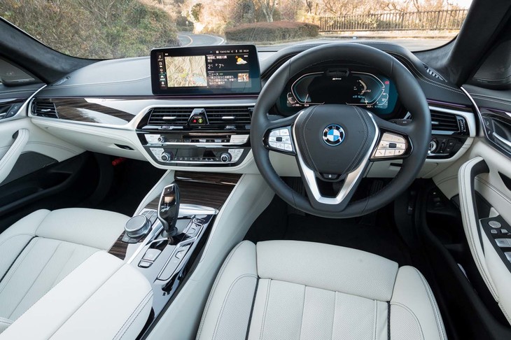 レザーフィニッシュのダッシュボードは6万8000円のオプション。対話型の音声認識システムやハンズオフが可能な運転支援システムなどはすべて標準装備となっている。