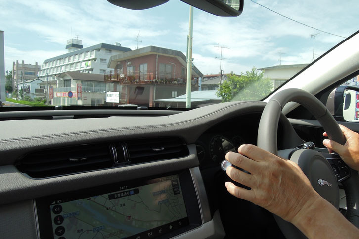 父の運転でいざ出発。「安定していて静かだね」と父。