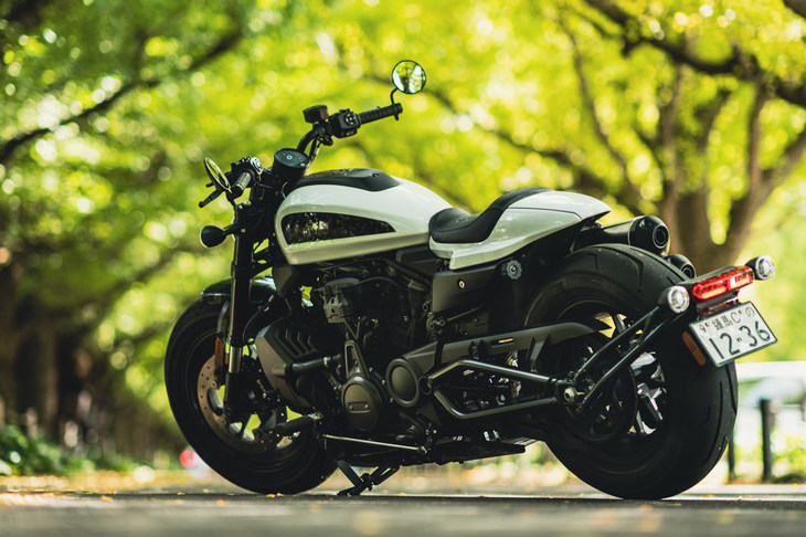 2021年7月13日に世界初公開された「ハーレーダビッドソン・スポーツスターS」。アドベンチャーモデルの「パン アメリカ1250」を除くと、2016年に廃止された「Vロッド」以来の“水冷のハーレー”となる。