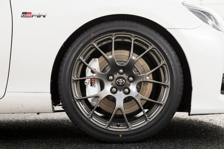 足元には19インチのBBS製鍛造アルミホイールを採用。タイヤサイズは前後で異なり、前：235/40R19 、後ろ：255/35R19となっている。