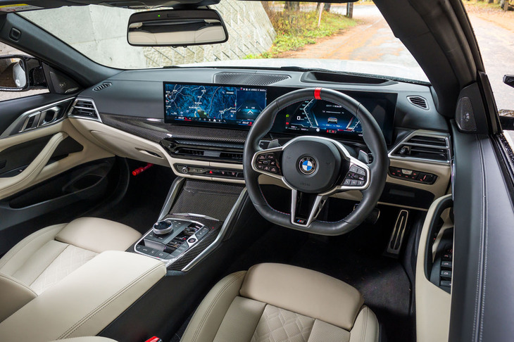 2つのスクリーンを並べたインストゥルメントパネルは最新のBMWではおなじみのスタイル。ステアリングホイールに赤いセンターマークが追加された。