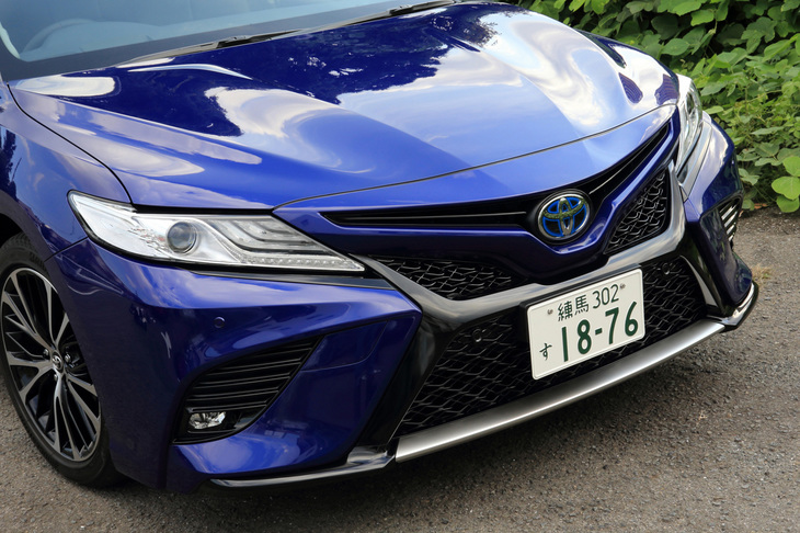 フロントマスクのデザインモチーフはカタマラン（双胴船）。標準モデルからヘッドライト以外のすべてが変更されている。