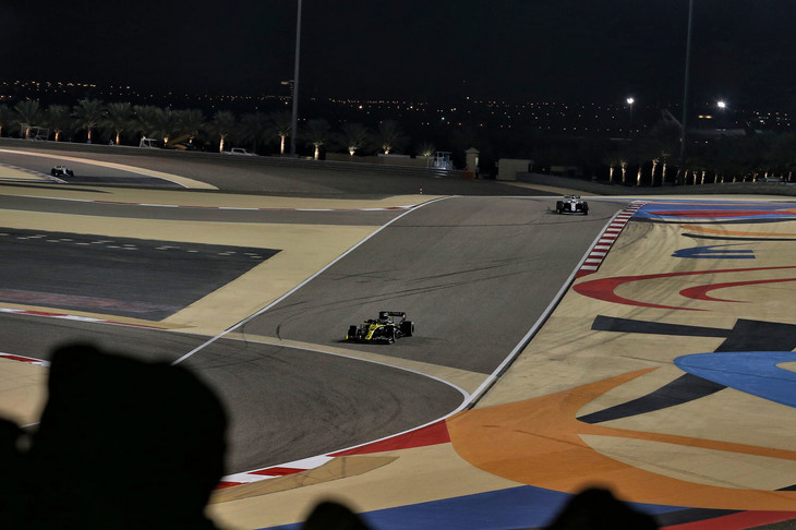 サキールGPで使われた外周路（写真奥）から、先週のバーレーンGPでのコース（同手前）に戻るターン9。外周路はコース幅が狭くトラフィックができやすく、かつバンピー。ターン8は、その先のストレートに向けて一刻も早くアクセルを開けたい部分だが、坂でエイペックスが見えないという難しいコーナーだ。バーレーン・インターナショナル・サーキットはさまざまなレイアウトが可能で、F1としては5.4kmの「GPトラック」、2010年に1度だけ使われた6.3kmの「エンデュランス」、そして今回の3.5kmの「アウタートラック」の3種類。コロナ禍で同一サーキットでの連続開催が3回あった今季、レイアウト違いという意欲的な試みとなった。（Photo=Renault Sport）