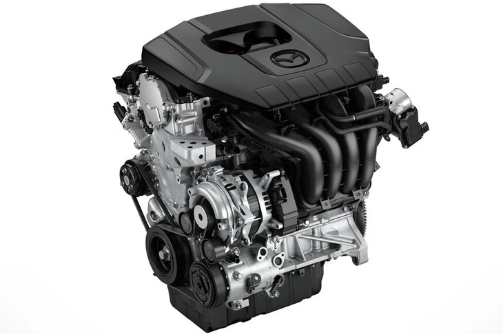 2.5リッター直4自然吸気ガソリンエンジンにマイルドハイブリッド機構を組み合わせた「e-SKYACTIV-G 2.5」。日本で初めて、従来のガソリンに植物由来のエタノールを10％混ぜた「E10燃料」に対応した。