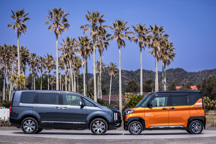 「デリカD：5」（写真左）と「デリカミニ」（写真右）。三菱を代表するミニバン「デリカ」のネーミングこそ共通するが、ボディーフォルムはさほど似ていないことがわかる。デリカD：5は全長×全幅×全高＝4800×1795×1875mmで、ホイールベースが2850mm、デリカミニは全長×全幅×全高＝3395×1475×1830mmで、ホイールベースが2495mmとなる。