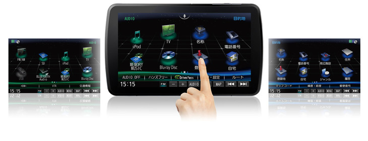 これがツートップメニュー。メニューボタンを押すと半分にAV、もう半分にナビの目的地検索方法が現れ、指で左右にフリックするとAV、ナビのメニューがそれぞれフル画面で表示される。よく使うものをデフォルト画面にあらかじめ置いておくこともできる。