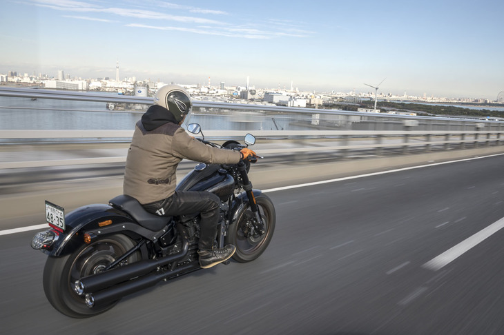 およそ300kg（！）という重さを感じさせない、力強い加速と操舵フィールが印象的だった「ローライダーS」。しかしその魅力といえば、やはり初代「ローライダー」直系のスタイリングにとどめを刺すだろう。