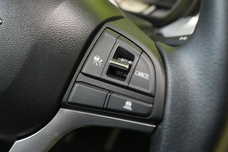 右はアダプティブクルーズコントロール（スズキの軽商用車初）用。