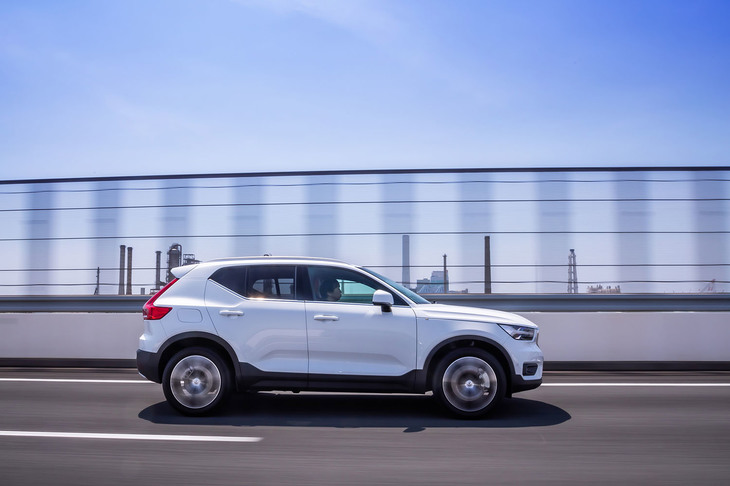 EVやPHVのラインナップを想定して開発されたCMA（コンパクト・モジュラー・アーキテクチャー）プラットフォームを採用する「XC40」。駆動用リチウムイオンバッテリーは、センタートンネル部分に配置され、前後の重量配分はガソリンエンジンモデルと変わらない60：40になっているという。