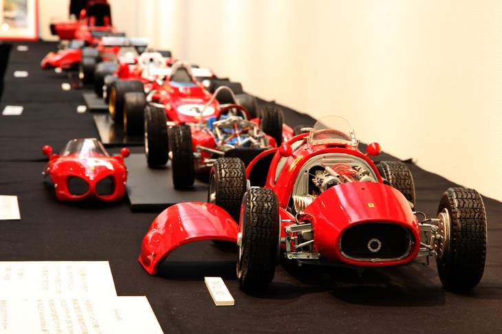 1952年「500F2」を先頭に、年代順に並べられたフォーミュラマシン群。