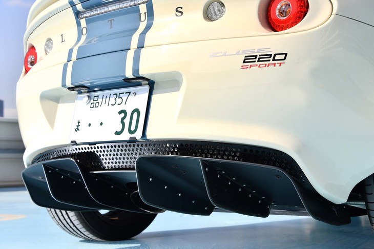 リアバンパーの下方には大型のディフューザーが装着される。「エリーゼ スポーツ220」に比べフィンの数が増やされている。