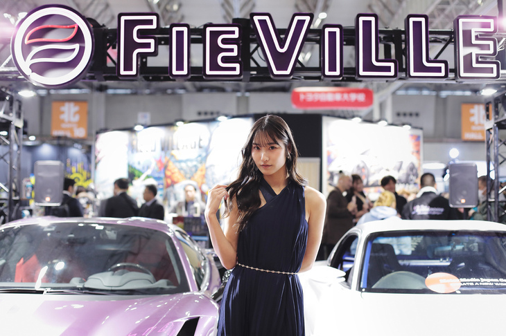 FIEVILLEブースの姫那さん