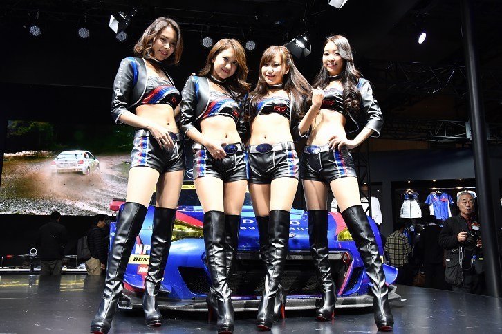 ステージでは「BREEZE」（レースクイーン）によるポージングショーも行われる。