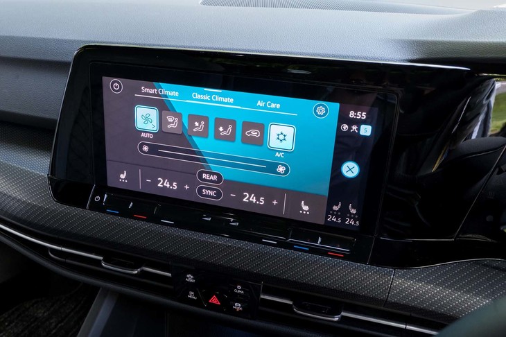 センタースクリーンにエアコンのセッティング画面を呼び出したところ。温度や風速、風向などが設定可能で、操作がデジタル化しても新しいことができるようになったわけではない。