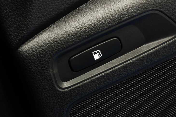 ホンダCR-V e：FCEV（充填口オープナー）